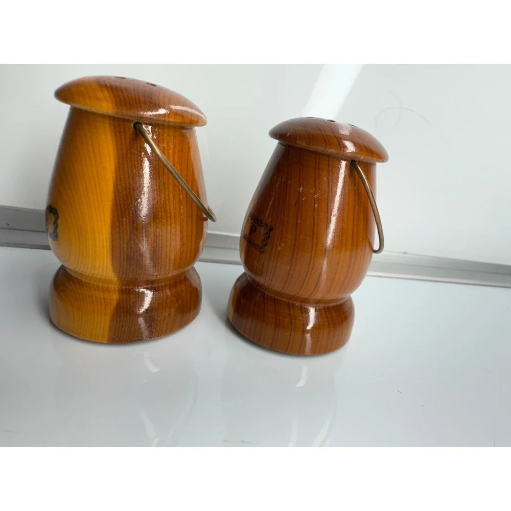 Vintage Wooden Salt Pepper Shakers Virginia Maple‎ Leaf Design Souvenir Kitchen
